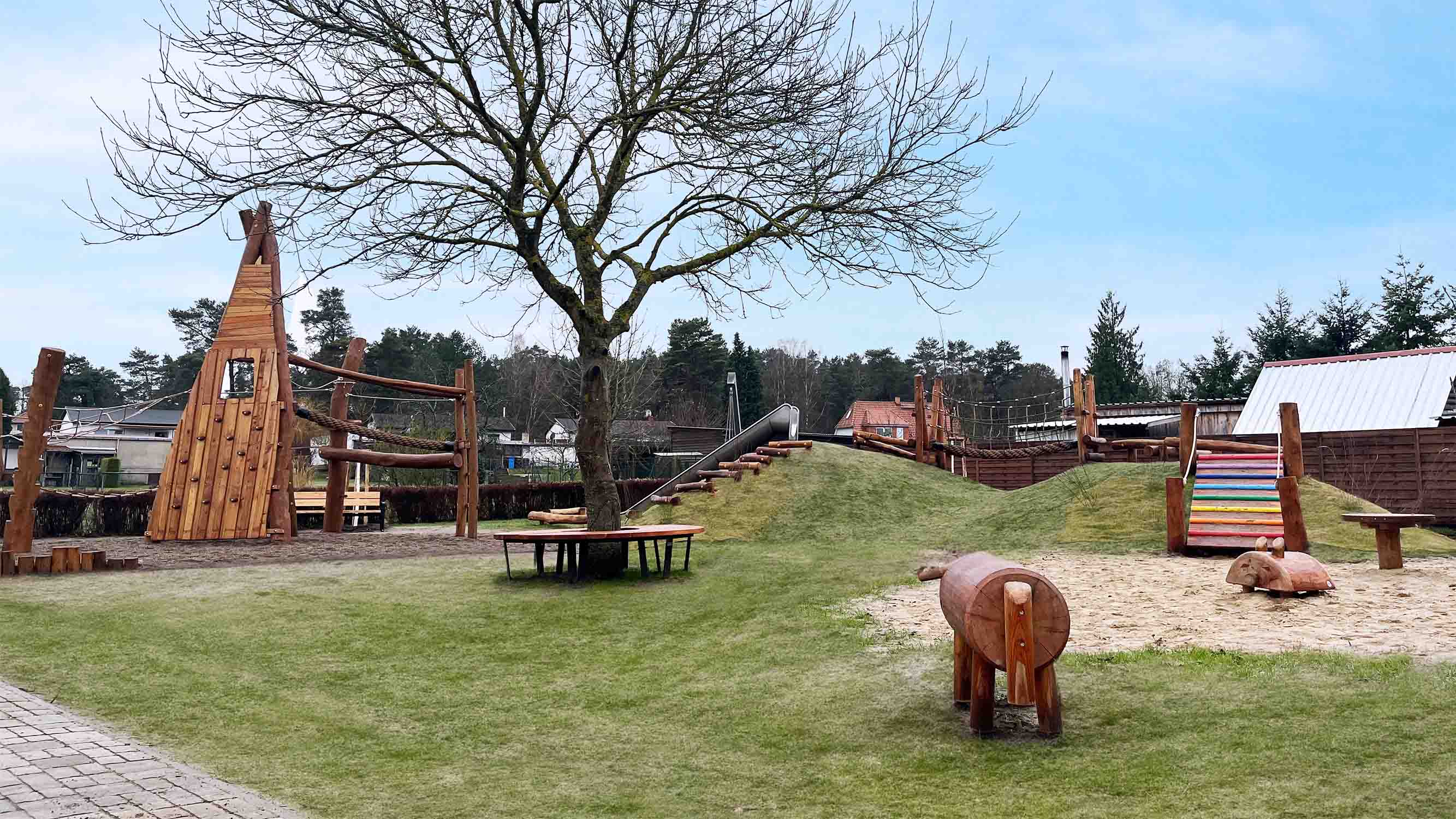 Die beiden zentralen Spielhügel gliedern den Spielplatz topografisch in Kleinkinspielbereich und die Spielbereiche für größere Kinder
